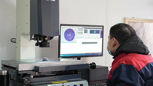 Sa matalas na paningin at tumpak na patnubay, matatag naming itinatag ang kalidad na linya ng pagtatanggol para sa mga amag.